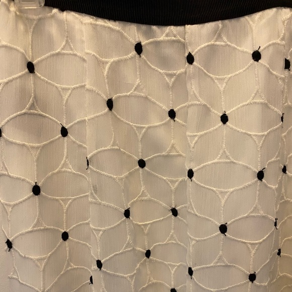 Daisy embroidery A-line skirt - Picture 3 of 3